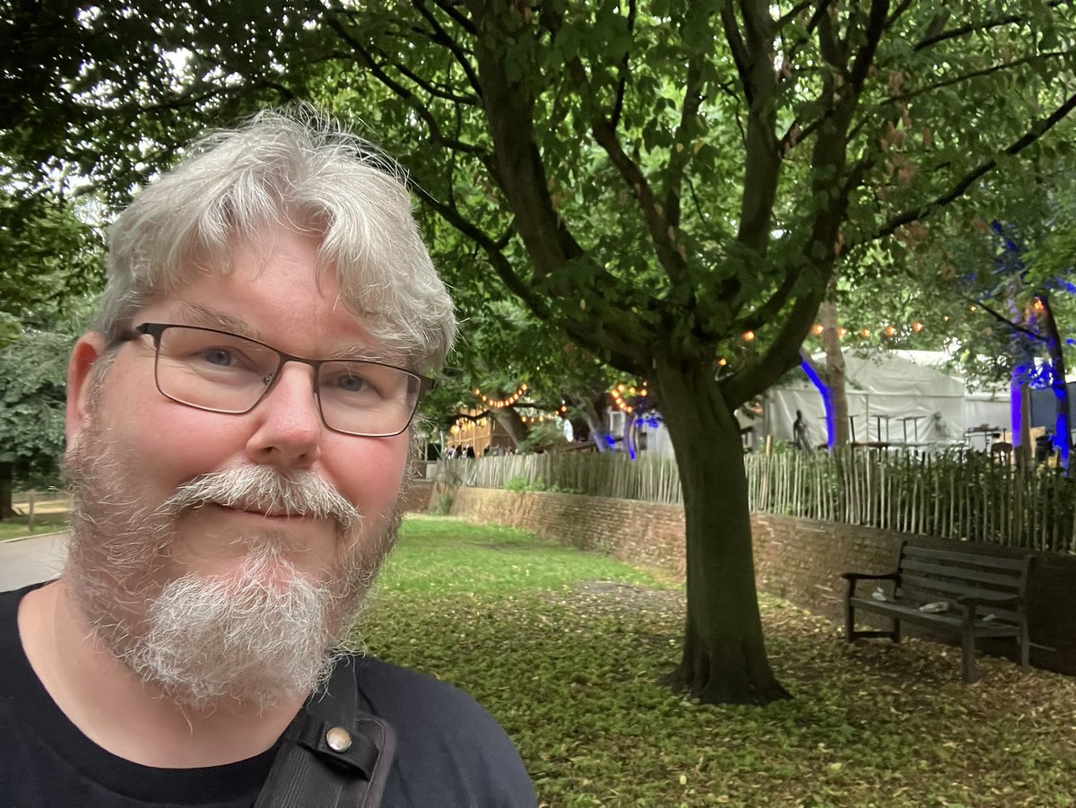 Adrian_Specs's tweet image. Flying solo at the marvellous #OHPLucia this evening. @operahollandpk still has the Best Interval Cuppa, too. 🙌
