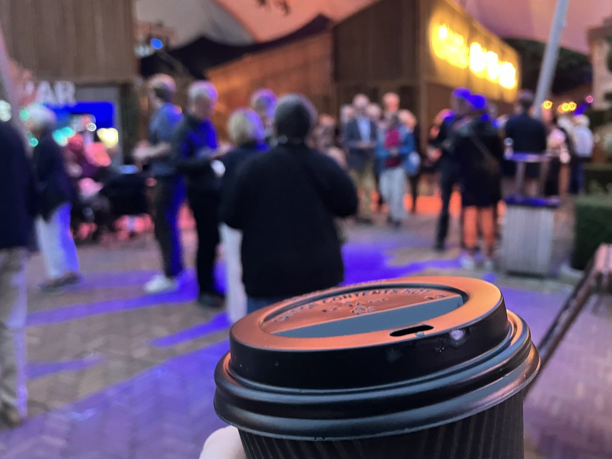 Adrian_Specs's tweet image. Flying solo at the marvellous #OHPLucia this evening. @operahollandpk still has the Best Interval Cuppa, too. 🙌