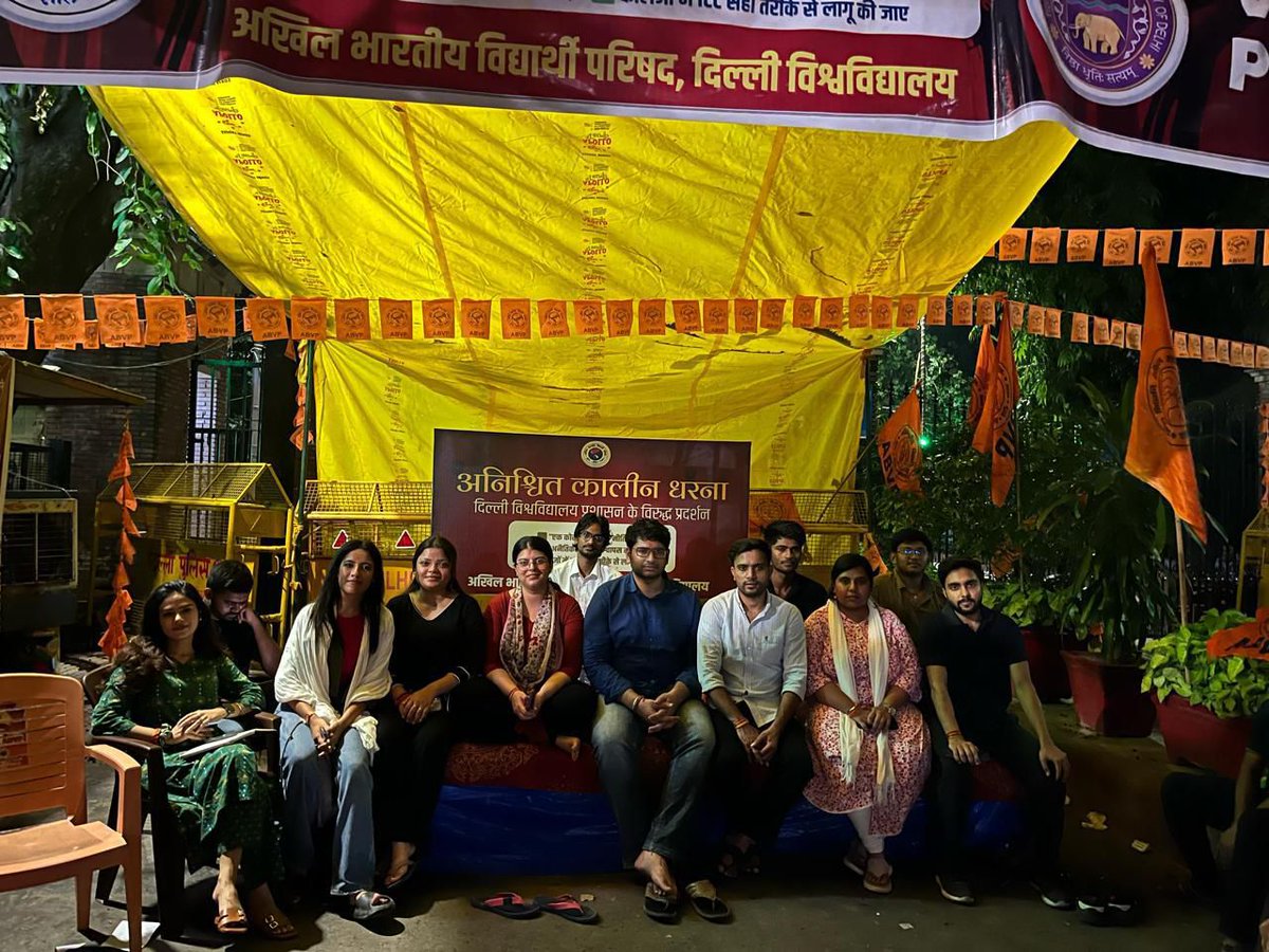 ABVPDelhi's tweet photo. अखिल भारतीय विद्यार्थी परिषद दिल्ली विश्वविद्यालय द्वारा आयोजित आंदोलन में चौथे दिन भी देर रात्रि तक जारी है। आज देर रात्रि में विद्यार्थी परिषद के राष्ट्रीय मंत्री  श्री शिवांगी खरवाल जी एवं प्रदेश मंत्री श्री सार्थक शर्मा जी ने कार्यकर्ताओं का हौंसला बढ़ाया।

#ABVP4STUDENTS
#abvp