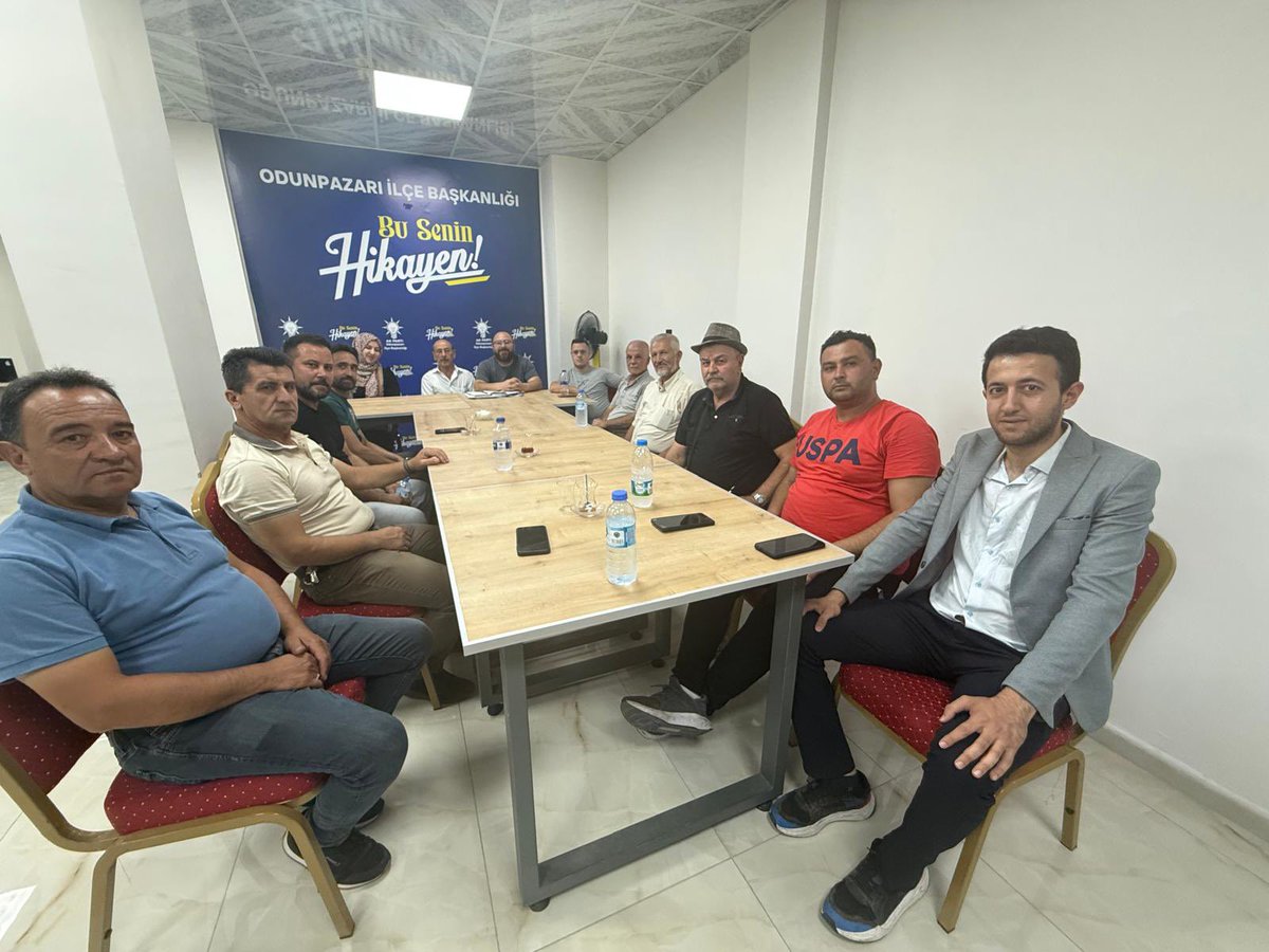 Teşkilat Başkanımız Atilla Akkuş, 
Mahalle Başkanımız Hasan Özpamuk ile birlikte Emek Ana Kademe Yönetim Toplantımızı gerçekleştirdik.
Bugün attığımız her adım, yarının güçlü teşkilatını inşa ediyor. Birlikte Başaracağız !

#AkOdunpazarı
#AkEmek
#BuSeninHikayen
#Emekheryerde