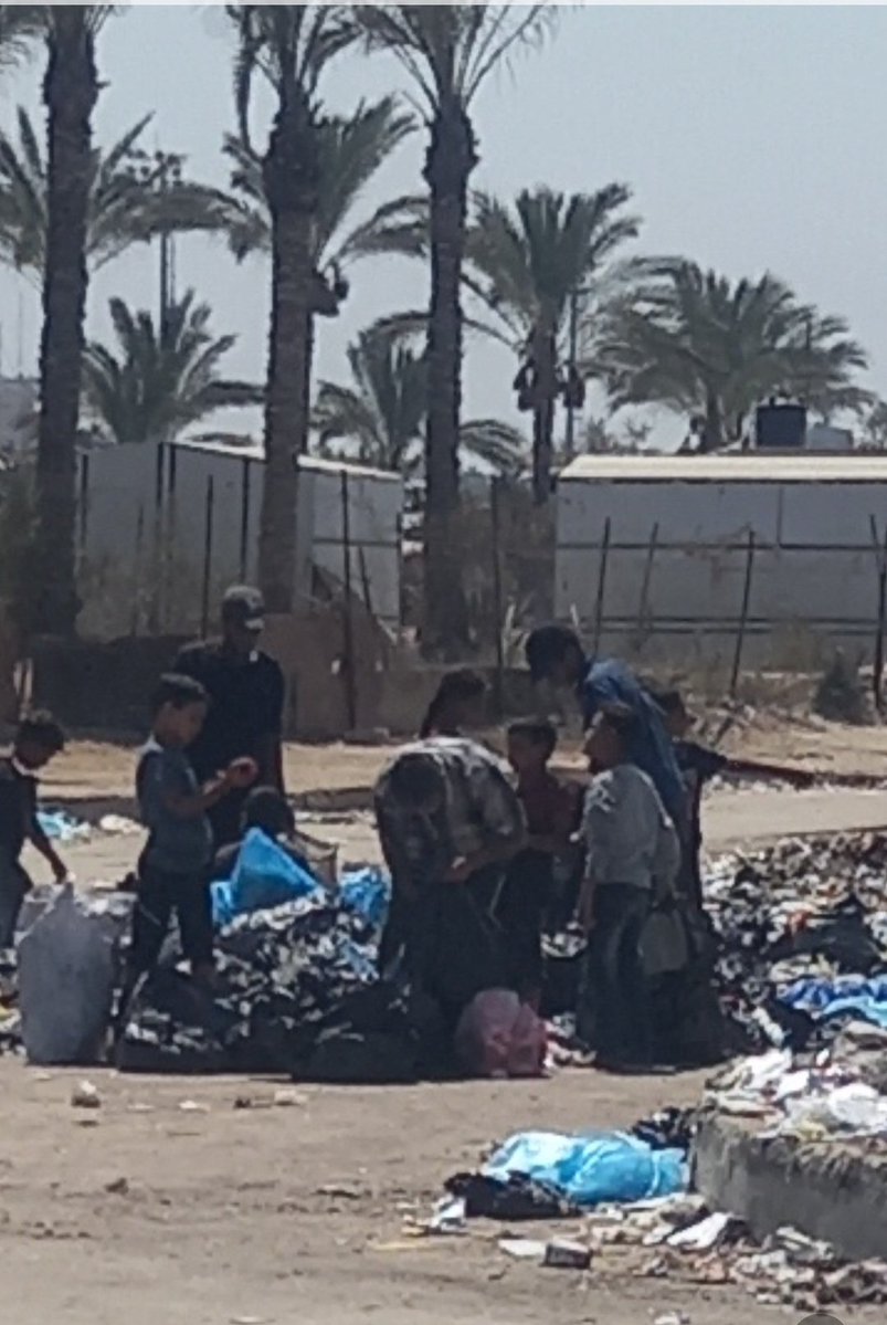 Moayad36638077's tweet image. ١This is what our children have come to, rummaging through garbage to find a living. We never imagined this one day. All our hopes and dreams have been shattered. Help us survive.chuffed.org/project/139366