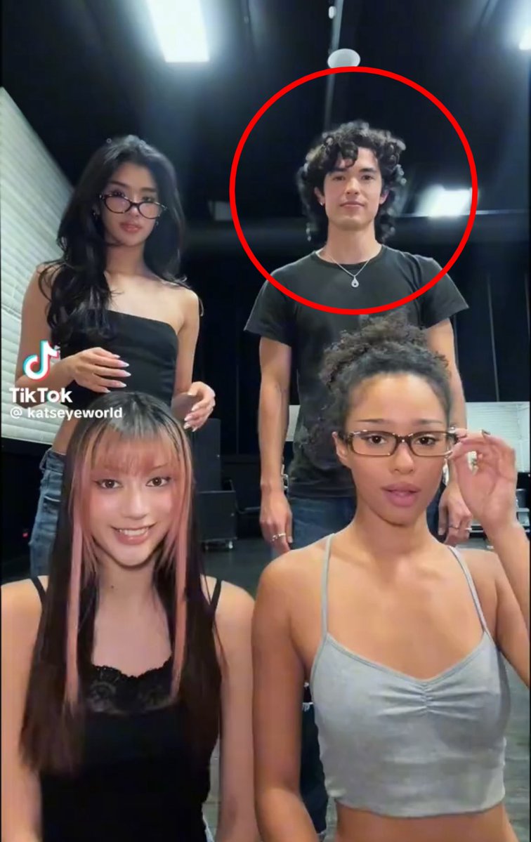 grettdvc's tweet image. why has daniela cut her hair so short