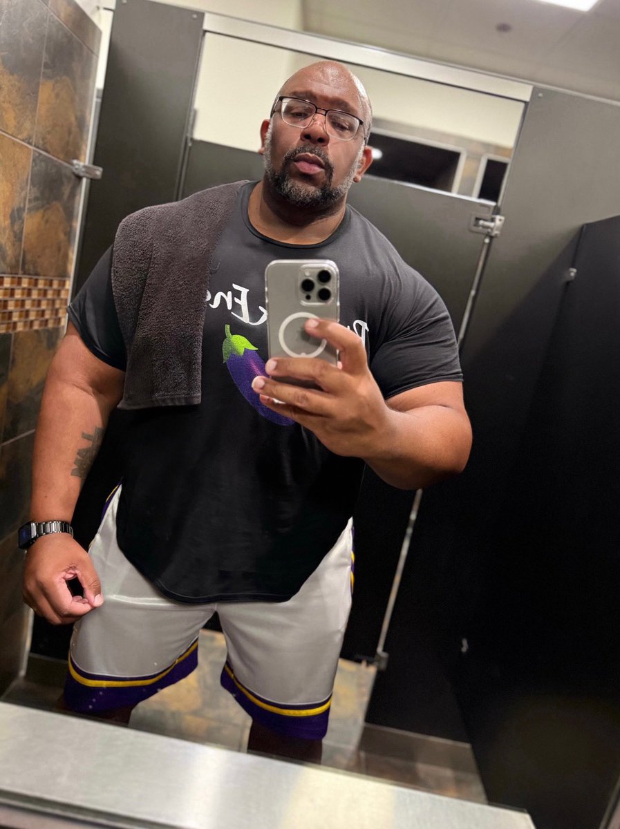 CDeMetrius_1st's tweet photo. Slowly but surely I see my desired results. By winter time yaβll ainβt gonna be able to tell me shit! Walking around in the gym with 3 inch inseam shorts, thighs exposed, and print flopping all over the place with NO shirt on! πͺπΎπͺπΎππππ
#dasweatshop #chapter42 #perfectingME https://t.co/F83fSXyON9