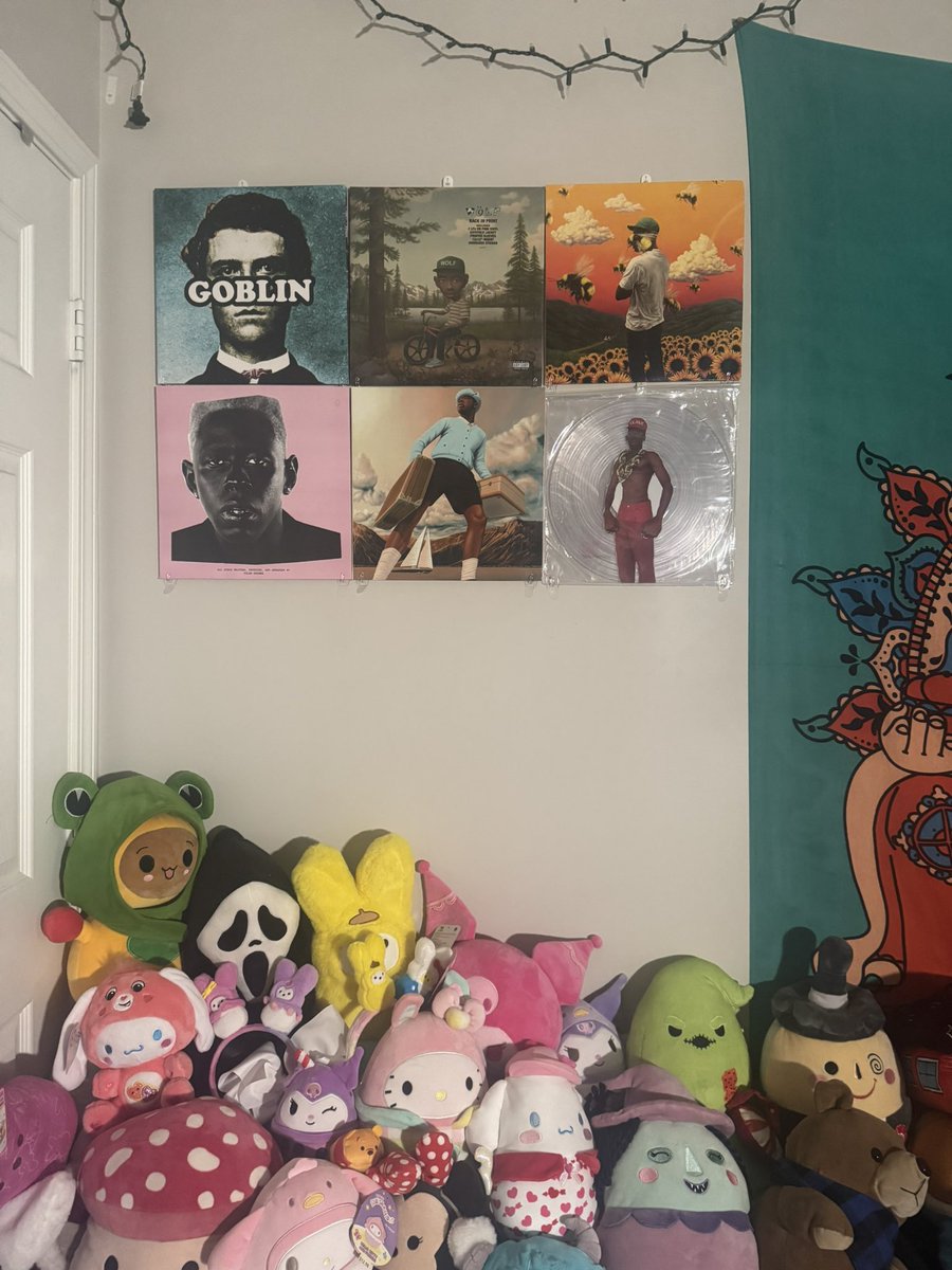 thatsbreanna's tweet image. probably gonna take those funkos out the box but redecorating my wall a bit!