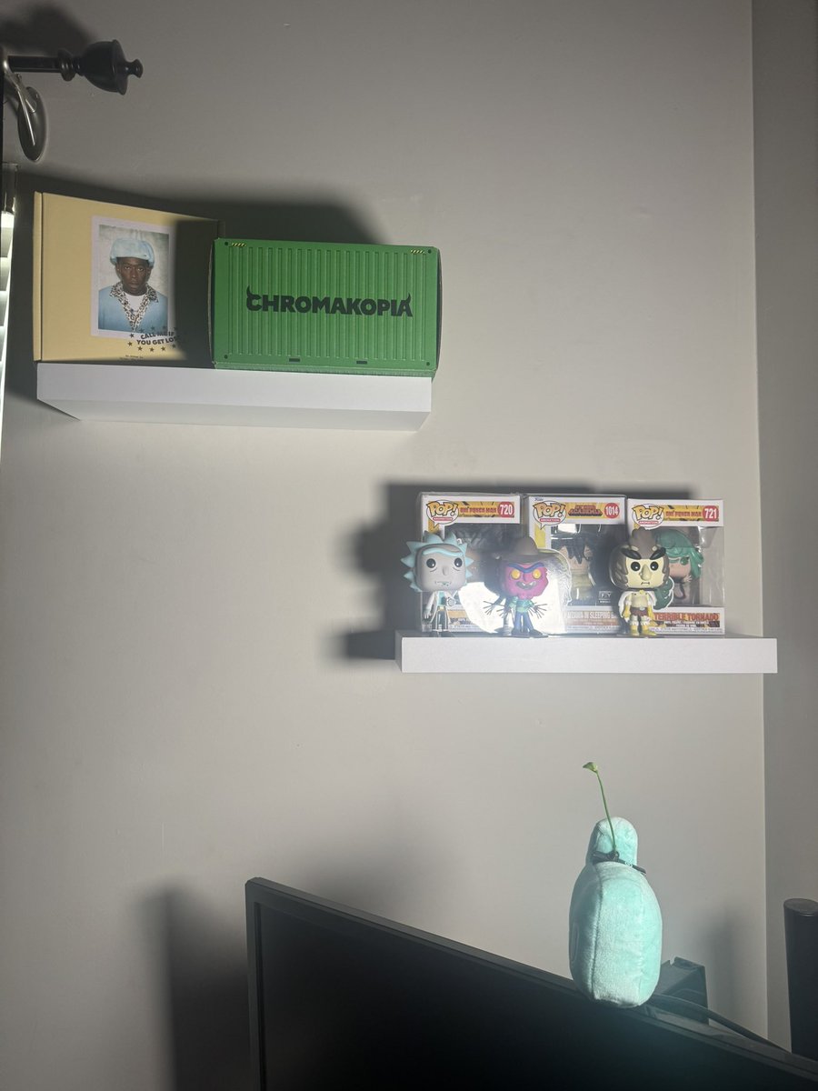thatsbreanna's tweet image. probably gonna take those funkos out the box but redecorating my wall a bit!