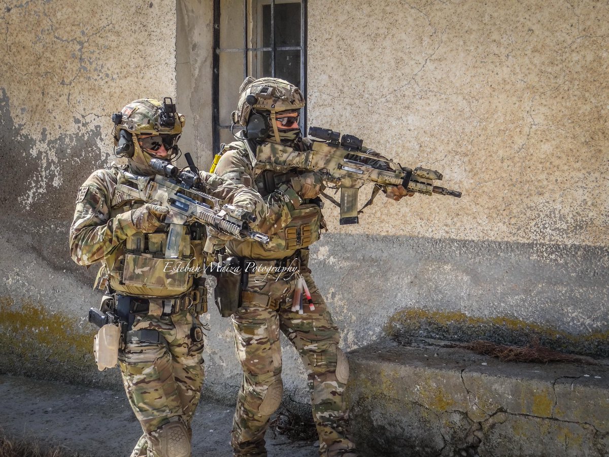 Binomio: unidad mínima de trabajo o combate compuesta por dos soldados que actúan como un equipo.

Un binomio de operadores del MOE avanzando para ejecutar una entrada sobre un edificio objetivo.