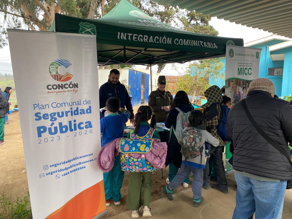 ZonaCarabValpo's tweet photo. 📍#Concón: Carabineros de la Oficina MICC de la 4ª Comisaría junto a Seguridad Pública Comunal realizaron difusión de medidas de prevención en casos de violencia de género y reiteraron los teléfonos de emergencia en evento preventivo que se desarrolló en el colegio #PuenteColmo. https://t.co/lEMhoBpiau