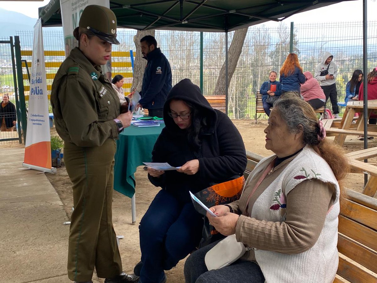 ZonaCarabValpo's tweet photo. 📍#Concón: Carabineros de la Oficina MICC de la 4ª Comisaría junto a Seguridad Pública Comunal realizaron difusión de medidas de prevención en casos de violencia de género y reiteraron los teléfonos de emergencia en evento preventivo que se desarrolló en el colegio #PuenteColmo. https://t.co/lEMhoBpiau