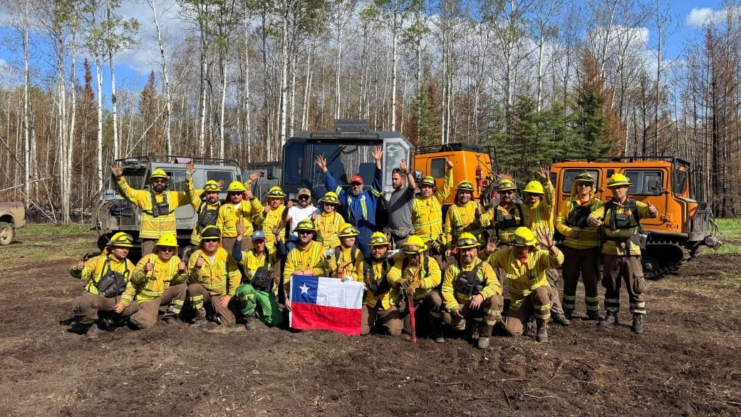 CONAFBiobio's tweet image. Diez brigadistas forestales de la región del #Biobío viajaron hasta #Canadá para apoyar el combate de incendios forestales 🌳🔥👩🚒
Los especialistas, altamente capacitados en manejo del fuego, integran la delegación chilena de 62 personas enviada por #CONAF 🇨🇦🇨🇱🤝