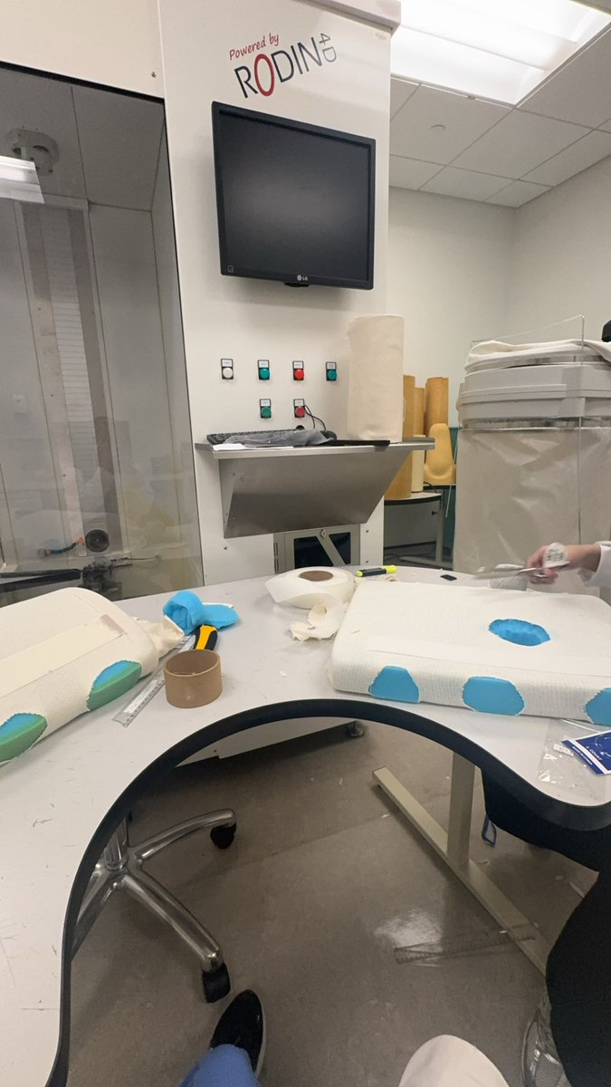 من الضغط اليوم حتى الأكل ما لقينا له وقت، وزودها إن السبلنت ذي أول مرة نسويها، ابتلشنا بالخياطة وصارت ورشة ههه