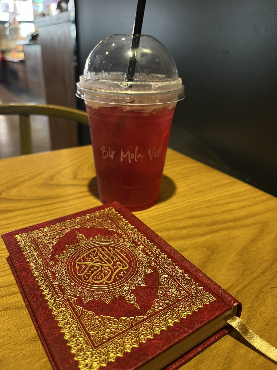 Bir yudum serinlik, bir ayetlik derinlik…

أَلَا بِذِكْرِ اللَّهِ تَطْمَئِنُّ الْقُلُوبُ
“Ancak kalpler Allah’ı anmakla huzur bulur.”
(Ra’d Suresi, 28. Ayet)

#Kurân #ayet #huzur #islam #tefekkür #kalp #kitap #mola #dua #ayetler #KuranıKerim #sözler #maneviyat