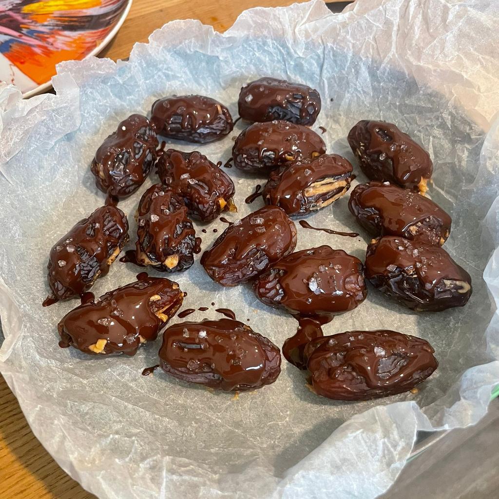 DanRavenEllison's tweet image. What are your fave energy snacks on a long walk?
I recommend trying snickers-style dates covered in chocolate with a sea salt sprinkle and stuffed with crunchy peanut butter.
Plus a baked potato 🥔 every 10km.
Would love to hear your tips and suggestions ♥️