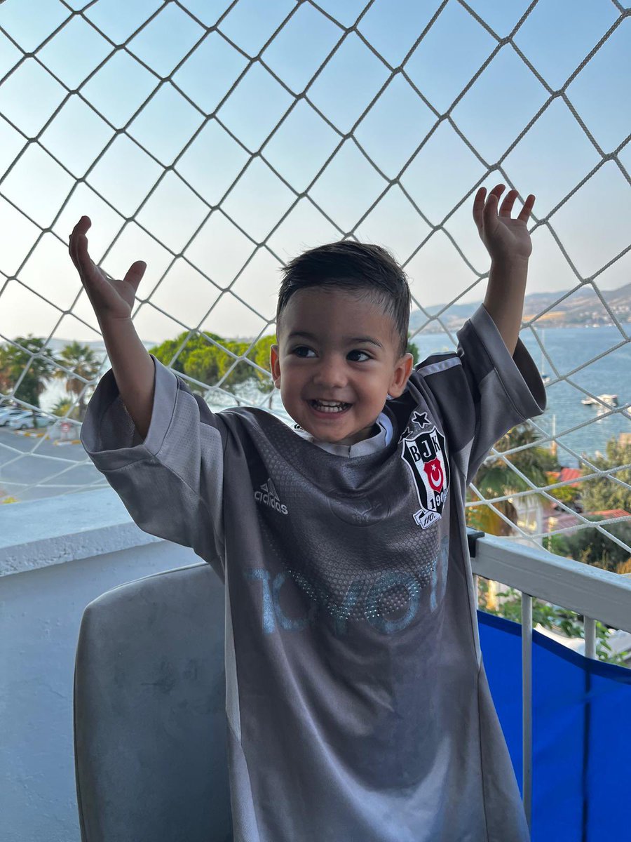 cykasabian's tweet photo. @Besiktas Bu çocuğun (21 aylık) yüzüne nasıl bakacaksınız? Ben oğluma söz verdim anlıyor musun bir baba olarak söz verdim bu sene şampiyon BEŞİKTAŞ diye!! Biz BEŞİKTAŞ’ı şampiyon olsun diye sevmedik! BEŞİKTAŞ gibi oynayın yeter.. https://t.co/76FtPec0yD