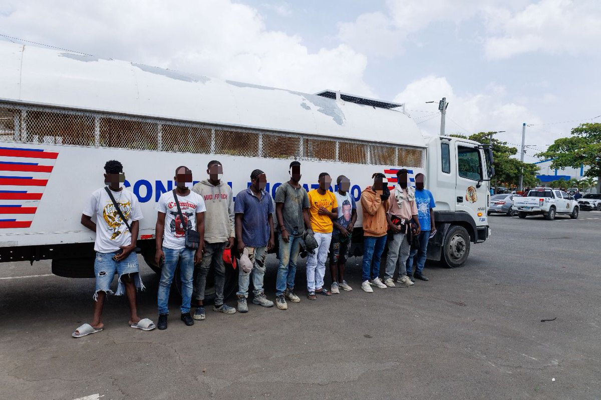 La Dirección de Migración (DGM), en colaboración con las
fuerzas de seguridad del Estado,
detuvo a 1,572  haitianos en condición migratoria
irregular, en operaciones de
interdicción fortalecidas y
desplegadas en diferentes
demarcaciones del país. <a href="/MigracionRDo/">Dirección General de Migración</a>