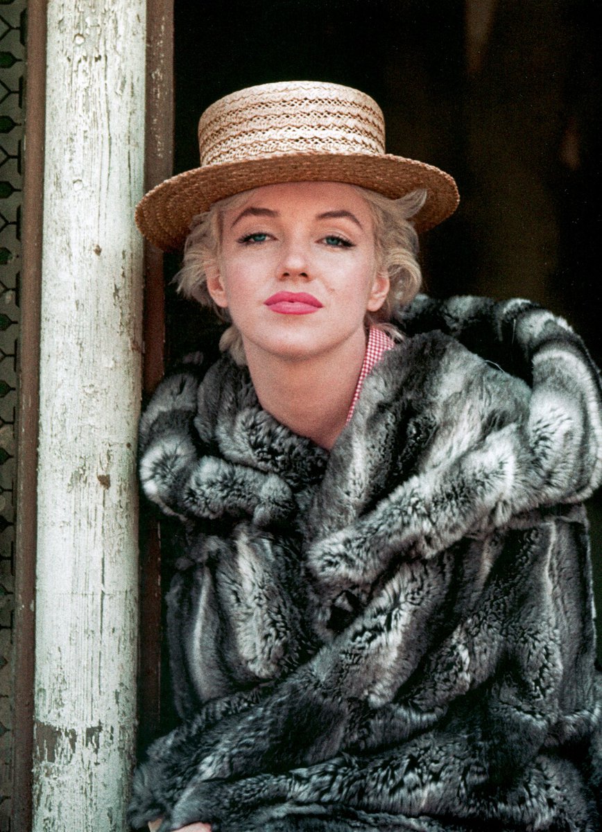 MarilynDiary's tweet image. Marilyn Monroe photographed by Milton Greene in 1956.