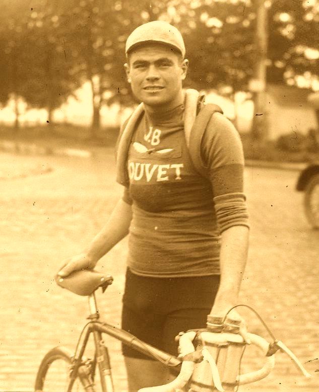 1929. Un Tour de France dantesque bouclé par 60 des 155 partants.Lui est 47e. Quand la crise frappe son magasin de cycles, il retourne à l'usine. Pour cet éternel combattant, résister est une évidence. Arrêté fin 1941 après un sabotage, Eugène Gréau mourra en déportation. 39 ans.