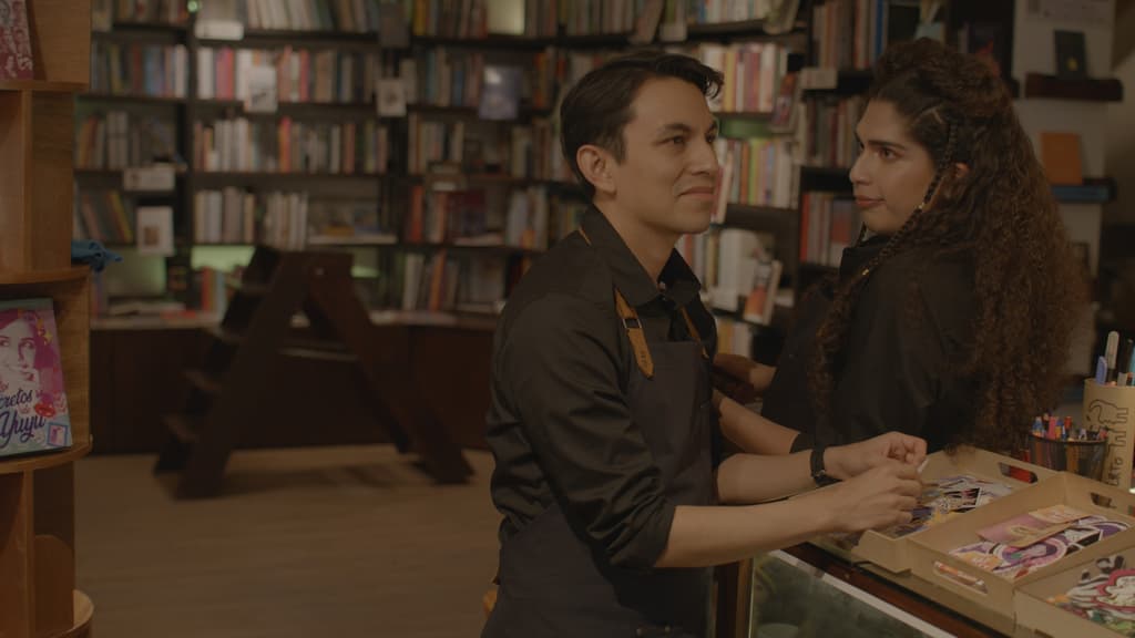 Amor de Papel es la miniserie LGBTIQ+ mexicana que está conquistando corazones ❤️‍🔥📺 Platicamos con sus creadores, José Salof y Edu Cortés, sobre cómo nació esta historia llena de emoción, representación y amor. 🌈✨ bit.ly/40X5oth