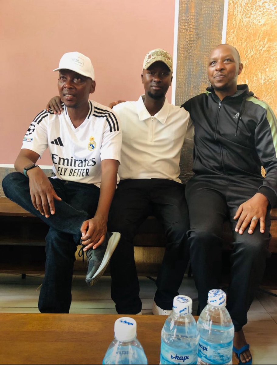 Mubijabo's tweet image. UMWIRA WABANYAMULENGE ABAKURUNABATO,
Ni Imfuramukubaka Ubwoko,ndetse Akomeje kuba hafi yurubyiruko Bivuzeko,Ryajambo #AFANDE GEN MAKANIKA Yavuzeko muri #Twirwaneho hariho abasore bazakamira ubwoko ndetse nigihugu muri politics bidasubirwaho #M MOISE Nyarugabo Akomeje Gufungura…