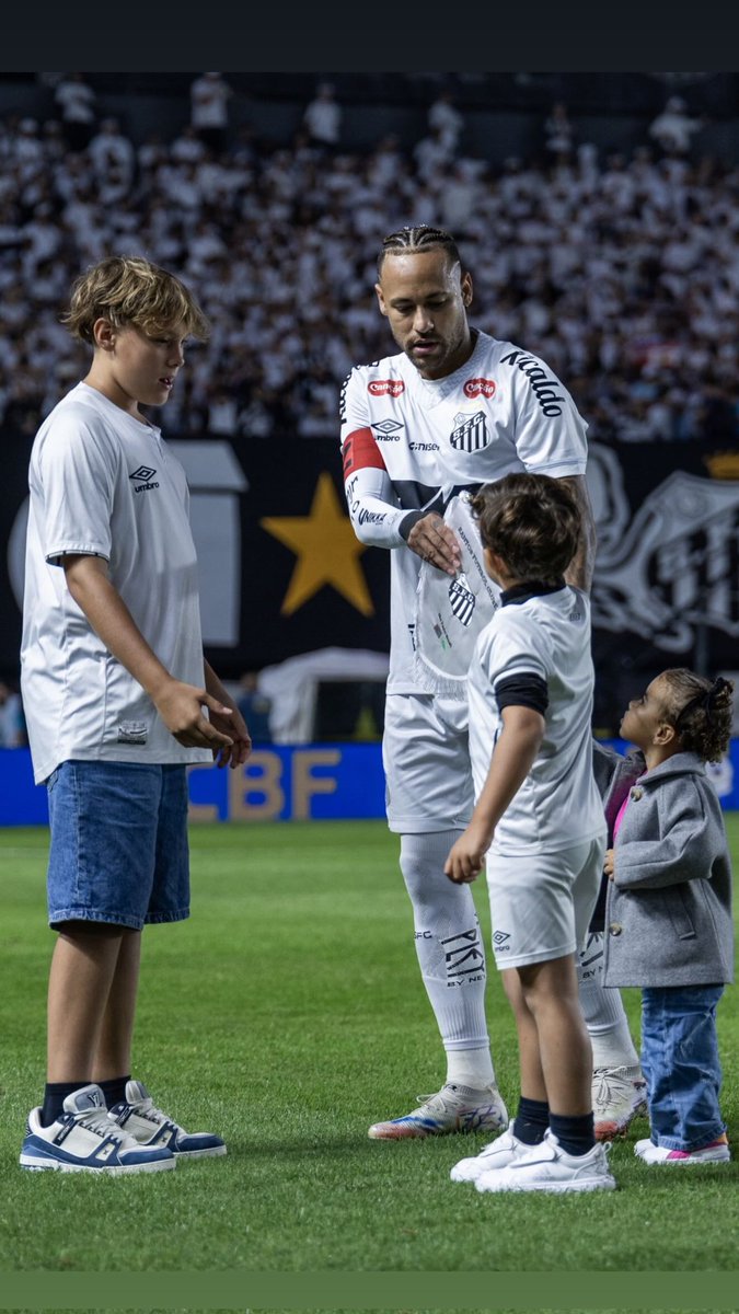 Whitewolfll's tweet image. Neymar com a Mavizinha, Davi e Tintin 🤍