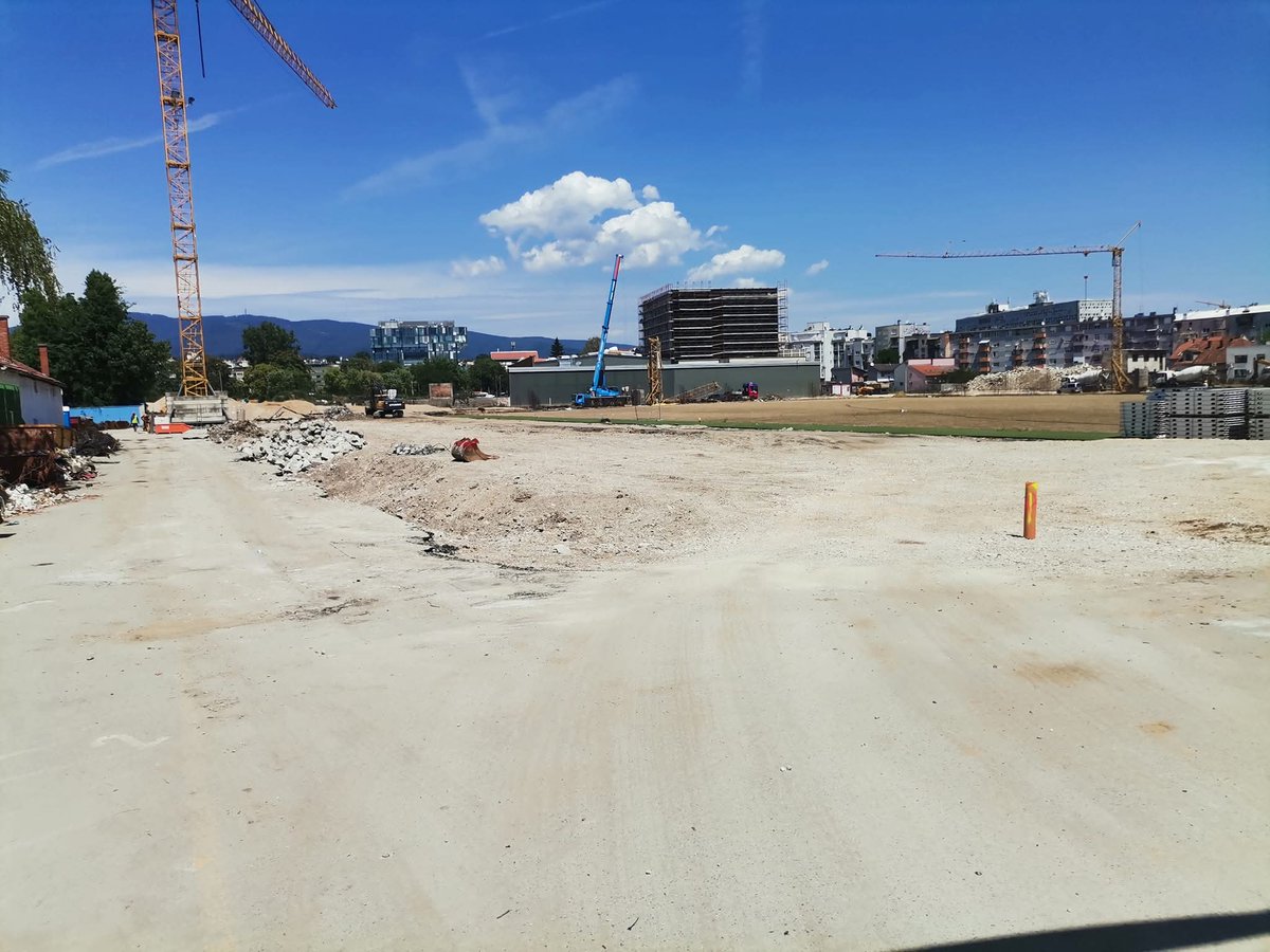 mramor314's tweet image. S terena javljaju da se radovi na izgradnji novog stadiona u Kranjčevićevoj opasno intenziviraju. 🏗️
Danas je viđeno više od čak 5 radnika na gradilištu! 👷♂️