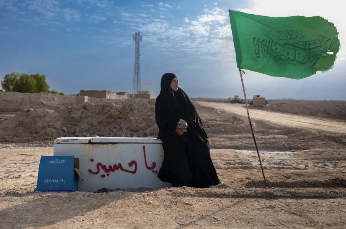 أم علي من أهالي الفاو، تبلغ من العمر 
61 عامًا، اعتادت للسنة العاشرة على التوالي أن توزّع الماء في منطقة السيبة خلال زيارة الأربعين، وبعد انتهاء مرور الزائرين، تنطلق مشيًا على الأقدام نحو كربلاء قاصدة الإمام الحسين (عليه السلام)