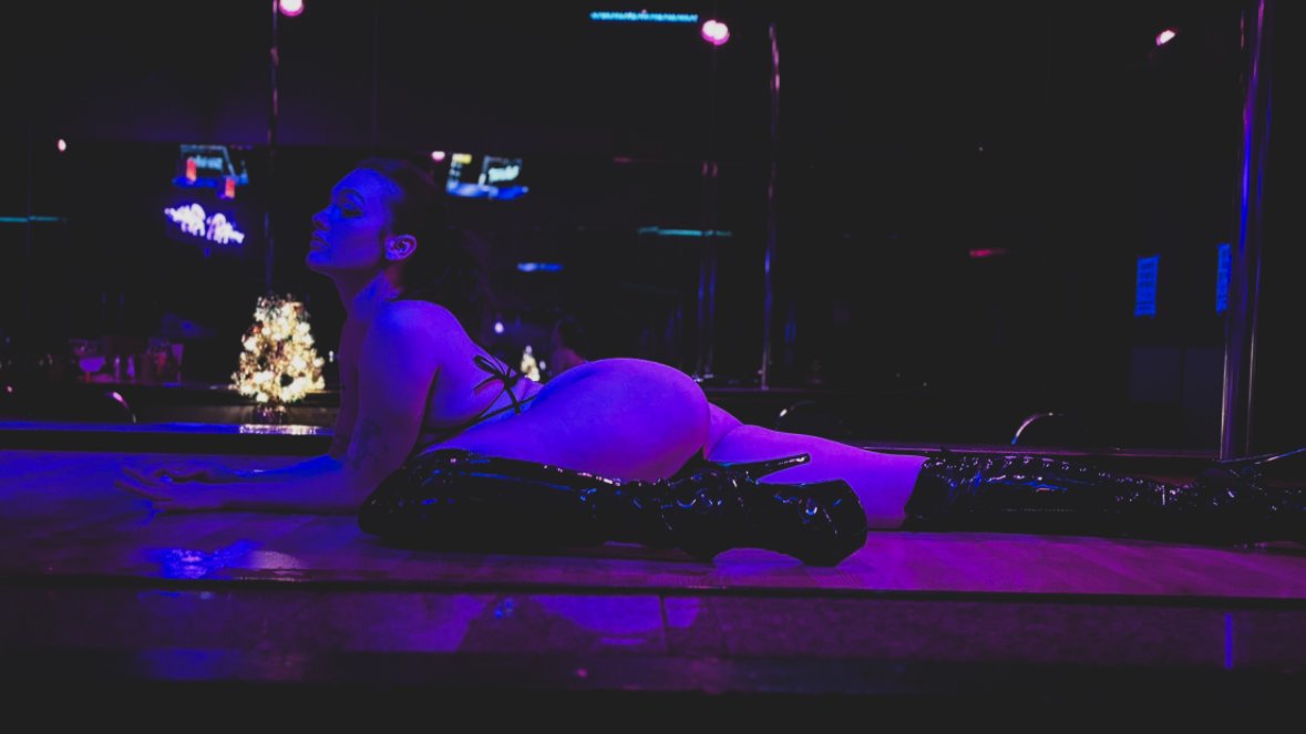 temptationskcmo's tweet photo. This weekend!! Stop in and see the our lovely dancers!! 
$25 VIP lap dances
30 minute private VIP : $300
 Maybe you'll catch a glimpse of the one and only      
 🩷ROXY🩷 https://t.co/Cr2IBy5qFj