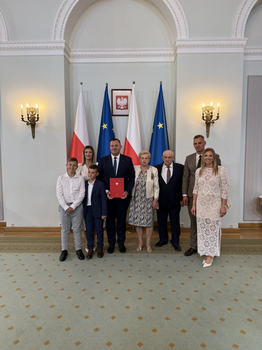 StefanKrajewski's tweet photo. 🤝 Z rąk Prezydenta RP, na wniosek Premiera Donalda Tuska, zostałem powołany na Ministra Rolnictwa i Rozwoju Wsi. Dziękuję za zaufanie. Przed nami nowe wyzwania – wspieramy rolników, rozwijamy wieś, budujemy silną markę 🇵🇱🌾 
@MRiRW_GOV_PL 
@nowePSL 
@PSL_Podlaskie https://t.co/mukrj2L80Y