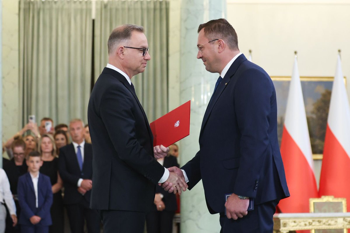 StefanKrajewski's tweet photo. 🤝 Z rąk Prezydenta RP, na wniosek Premiera Donalda Tuska, zostałem powołany na Ministra Rolnictwa i Rozwoju Wsi. Dziękuję za zaufanie. Przed nami nowe wyzwania – wspieramy rolników, rozwijamy wieś, budujemy silną markę 🇵🇱🌾 
@MRiRW_GOV_PL 
@nowePSL 
@PSL_Podlaskie https://t.co/mukrj2L80Y