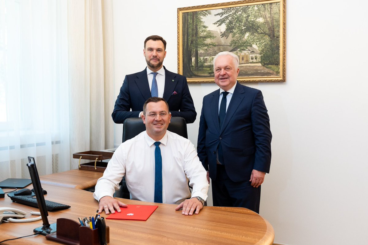 Stefan Krajewski (@stefankrajewski) on Twitter photo 🤝 Z rąk Prezydenta RP, na wniosek Premiera Donalda Tuska, zostałem powołany na Ministra Rolnictwa i Rozwoju Wsi. Dziękuję za zaufanie. Przed nami nowe wyzwania – wspieramy rolników, rozwijamy wieś, budujemy silną markę 🇵🇱🌾
<a href="/MRiRW_GOV_PL/">Ministerstwo Rolnictwa i Rozwoju Wsi</a>
<a href="/nowePSL/">🍀 PSL</a>
<a href="/PSL_Podlaskie/">PSL Podlaskie</a> 🤝 Z rąk Prezydenta RP, na wniosek Premiera Donalda Tuska, zostałem powołany na Ministra Rolnictwa i Rozwoju Wsi. Dziękuję za zaufanie. Przed nami nowe wyzwania – wspieramy rolników, rozwijamy wieś, budujemy silną markę 🇵🇱🌾
<a href="/MRiRW_GOV_PL/">Ministerstwo Rolnictwa i Rozwoju Wsi</a>
<a href="/nowePSL/">🍀 PSL</a>
<a href="/PSL_Podlaskie/">PSL Podlaskie</a>