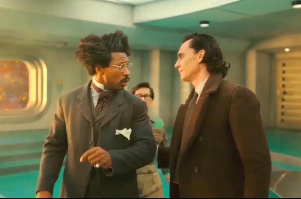 rrammm20's tweet image. Fun fact: In this scene, Loki went back in time to before Victor was kidnapped by Miss Minutes and prevented it from happening. That’s why we see Victor wearing his coat.