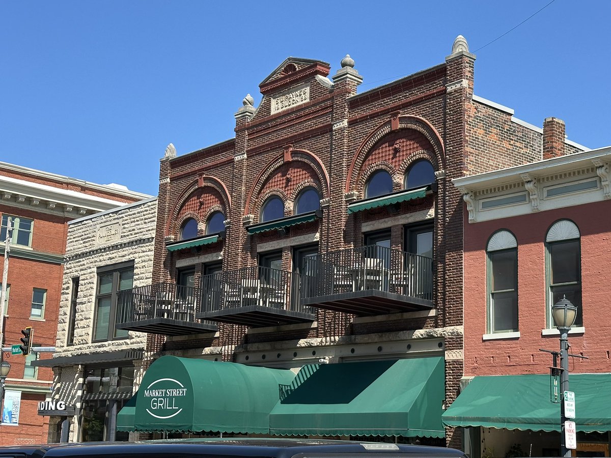 DanRyanNeff's tweet image. I was in residential Wabash, IN many times as a child &amp;amp; I saw just a boring Indiana town.

Returning decades later, I see beautiful architecture &amp;amp; a hilly downtown. Kind of charming.

Second Empire, Romanesque Revival, Italianate, Late Victorian Commercial architecture.