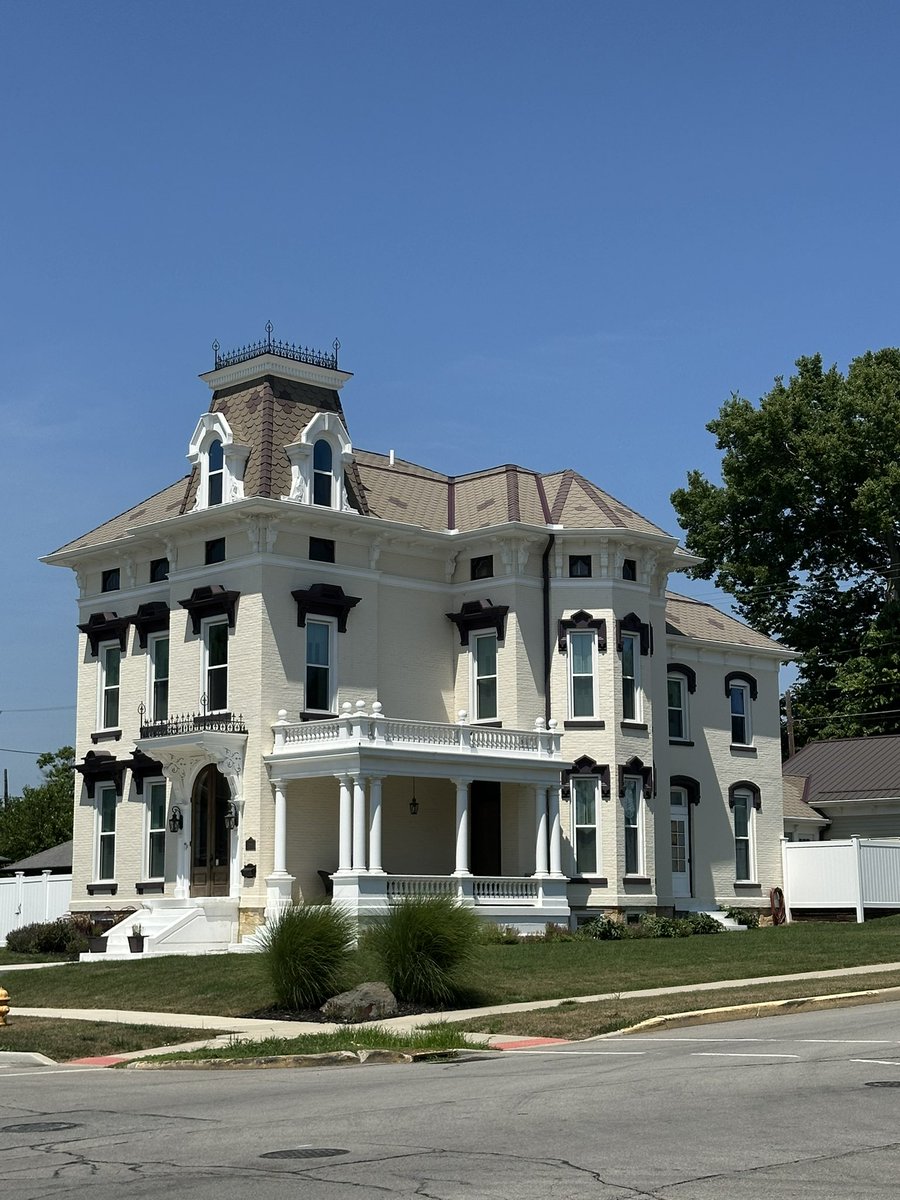 DanRyanNeff's tweet image. I was in residential Wabash, IN many times as a child &amp;amp; I saw just a boring Indiana town.

Returning decades later, I see beautiful architecture &amp;amp; a hilly downtown. Kind of charming.

Second Empire, Romanesque Revival, Italianate, Late Victorian Commercial architecture.