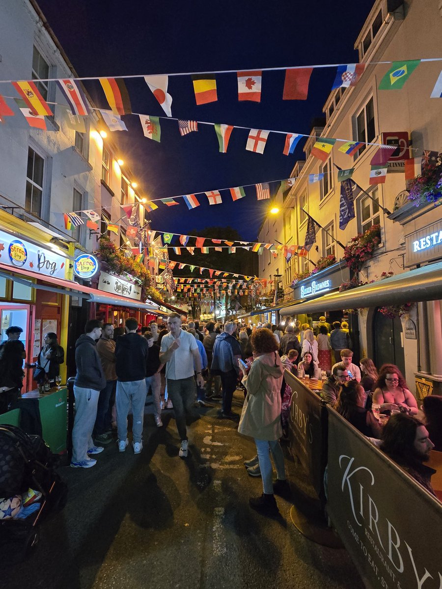 bradley_steve's tweet image. Was in #Gallway on wknd for 1st time in about 20yrs. And my god - it's absolutely vibrant. I appreciate @GalwayIntArts festival was on, but the city appears to buzzing all the time. Tonnes of tourists, loads of shops. The contrast with #Derry, especially at night, is depressing😔