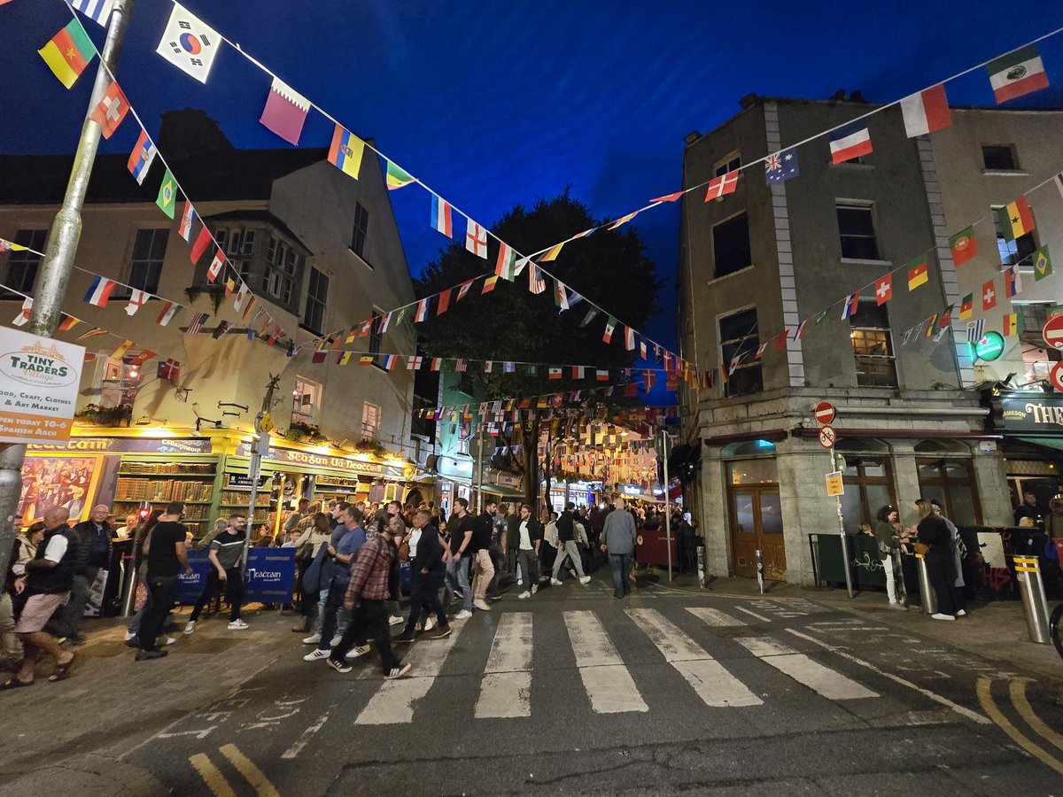 bradley_steve's tweet image. Was in #Gallway on wknd for 1st time in about 20yrs. And my god - it's absolutely vibrant. I appreciate @GalwayIntArts festival was on, but the city appears to buzzing all the time. Tonnes of tourists, loads of shops. The contrast with #Derry, especially at night, is depressing😔