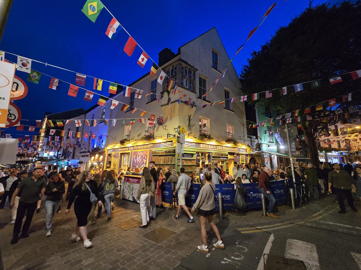 bradley_steve's tweet image. Was in #Gallway on wknd for 1st time in about 20yrs. And my god - it's absolutely vibrant. I appreciate @GalwayIntArts festival was on, but the city appears to buzzing all the time. Tonnes of tourists, loads of shops. The contrast with #Derry, especially at night, is depressing😔