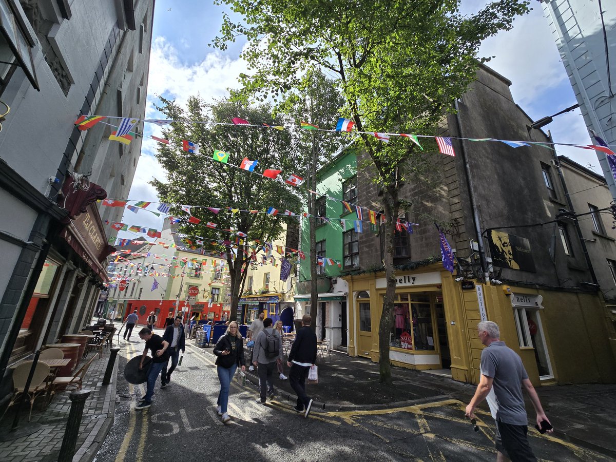 bradley_steve's tweet image. Was in #Gallway on wknd for 1st time in about 20yrs. And my god - it's absolutely vibrant. I appreciate @GalwayIntArts festival was on, but the city appears to buzzing all the time. Tonnes of tourists, loads of shops. The contrast with #Derry, especially at night, is depressing😔