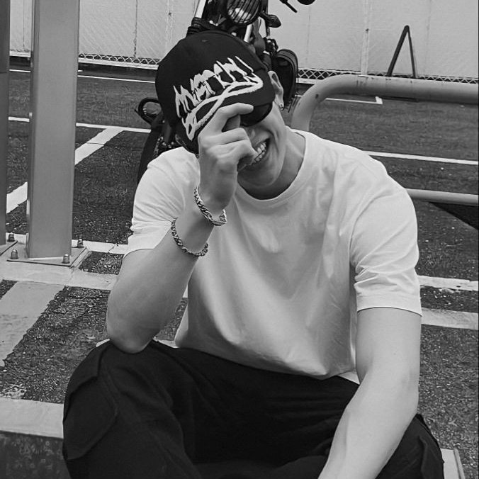 peudemiel's tweet image. ⠀

                         Dariush;  uni  student ,
                         + y/n's childhood  bff,
                         27.    mdni.   he  ∕  him,
                         switch. vers. ms.  mv.
 
⠀ ⠀⠀