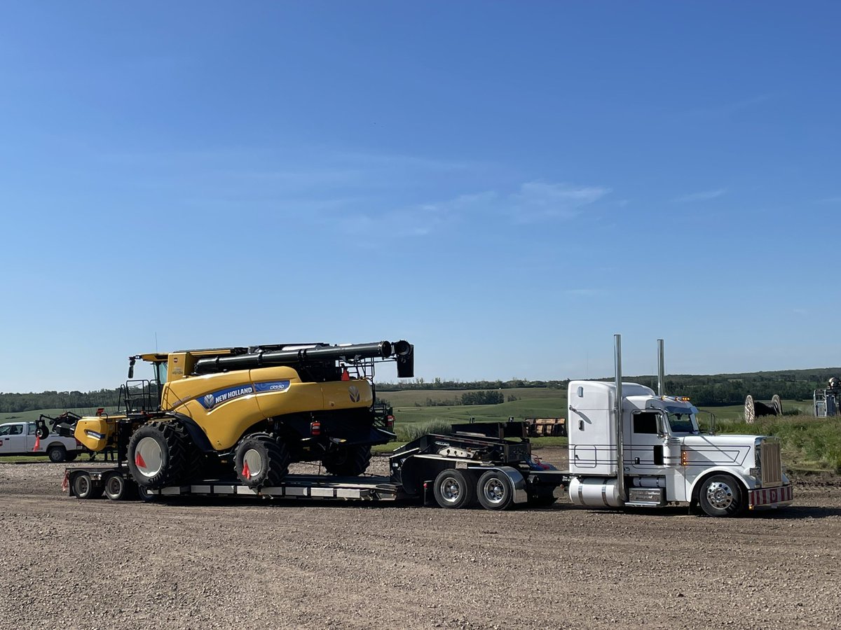 CR9090JK's tweet image. Preowned CR9.90 delivered to the farm this morning. Jenkins Brothers Trucking doing an outstanding job as normal.
#yellowcombines