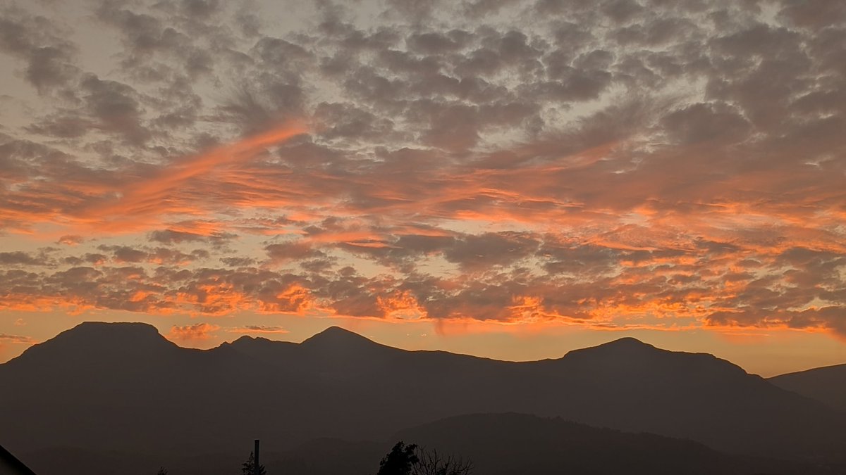 Fiery sunset &amp; silhouette over the Moelwynion Mountains of Eryri <a href="/DerekTheWeather/">Derek Brockway - weatherman</a> <a href="/Sue_Charles/">Sue Charles</a> <a href="/Netweather/">Netweather</a> <a href="/metoffice/">Met Office</a> <a href="/StormHour/">#StormHour</a>