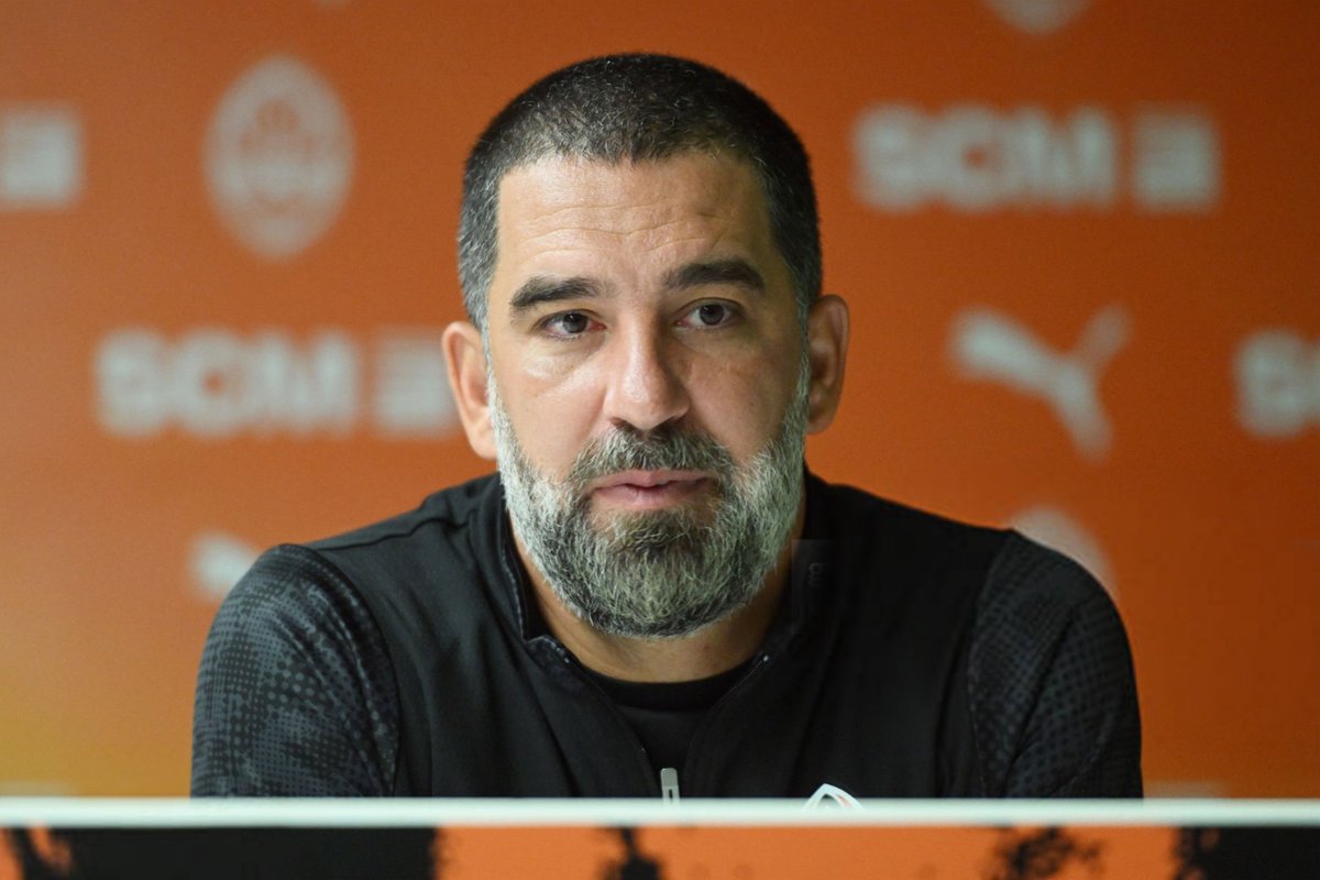 lemarcaspors_'s tweet image. Soru: "Alisson'u nasıl böyle bir canavara dönüştürdünüz?"
Arda Turan: "Daha canavara dönüşmedi. İlk yarının sonunda defansa gelmedi ve Beşiktaş faul kazandı. Gol yiyebilirdik. Alisson, muhteşem bir oyuncu olacak ama önce savunma yapmalı. Kevin için de aynı şey geçerli. Zaten…