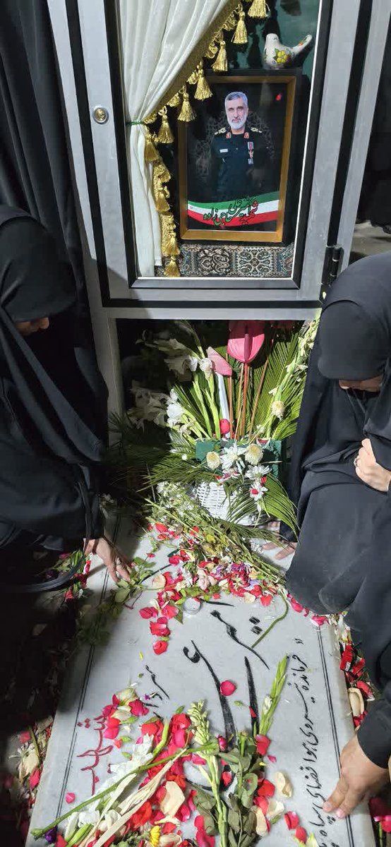 «تبعیت از ولایت فقیه را سرلوحه زندگی قرار دهید»  این وصیت شهیدی‌ست که با جانش پای آن ایستاد.
امشب در اربعین شهادت‌شان نائب الزیاره همه عزیزان بودیم.

#شهید_حاجی_زاده