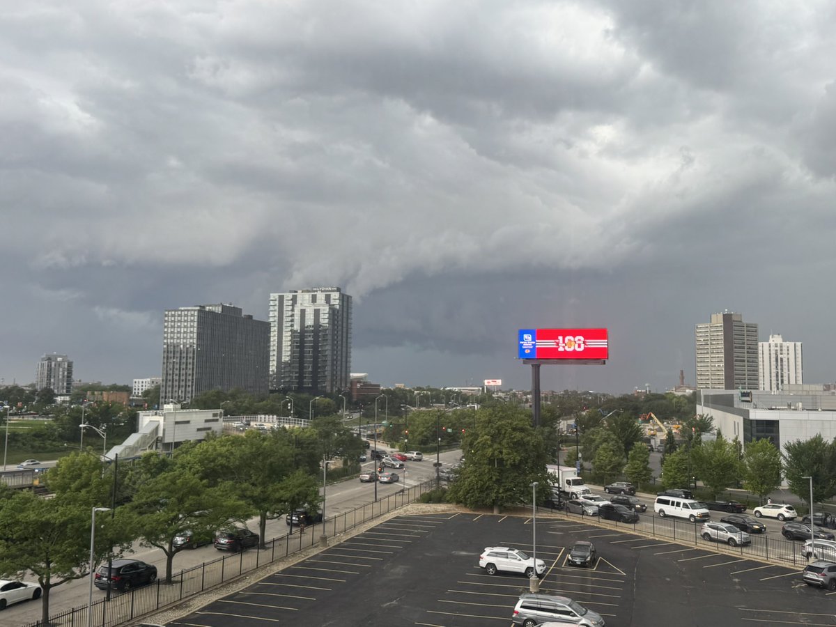 clockwisecrow's tweet photo. @ryanhallyall 

Storm comin' in to Chicago
 7/24/24@1507 CST https://t.co/RLDmLL2GK5