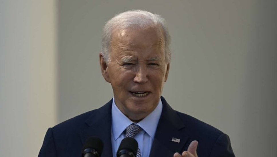 ConquerNicolas's tweet image. 📘 Selon le Wall Street Journal, Joe Biden a vendu les droits de ses mémoires à Hachette USA, filiale de Vivendi, pour un avance de 10 M $…
Moins que les 60 M $ d’Obama ou 15 M $ de Clinton. 😏
#Trump #Biden