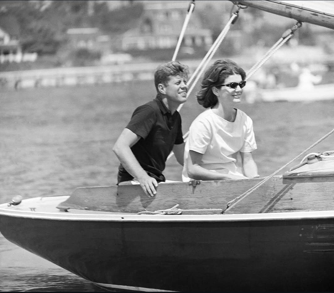 JFK_MEMORIESS's tweet image. President John F. Kennedy and Jackie sailing in Hyannis Port, 7th August 1960.