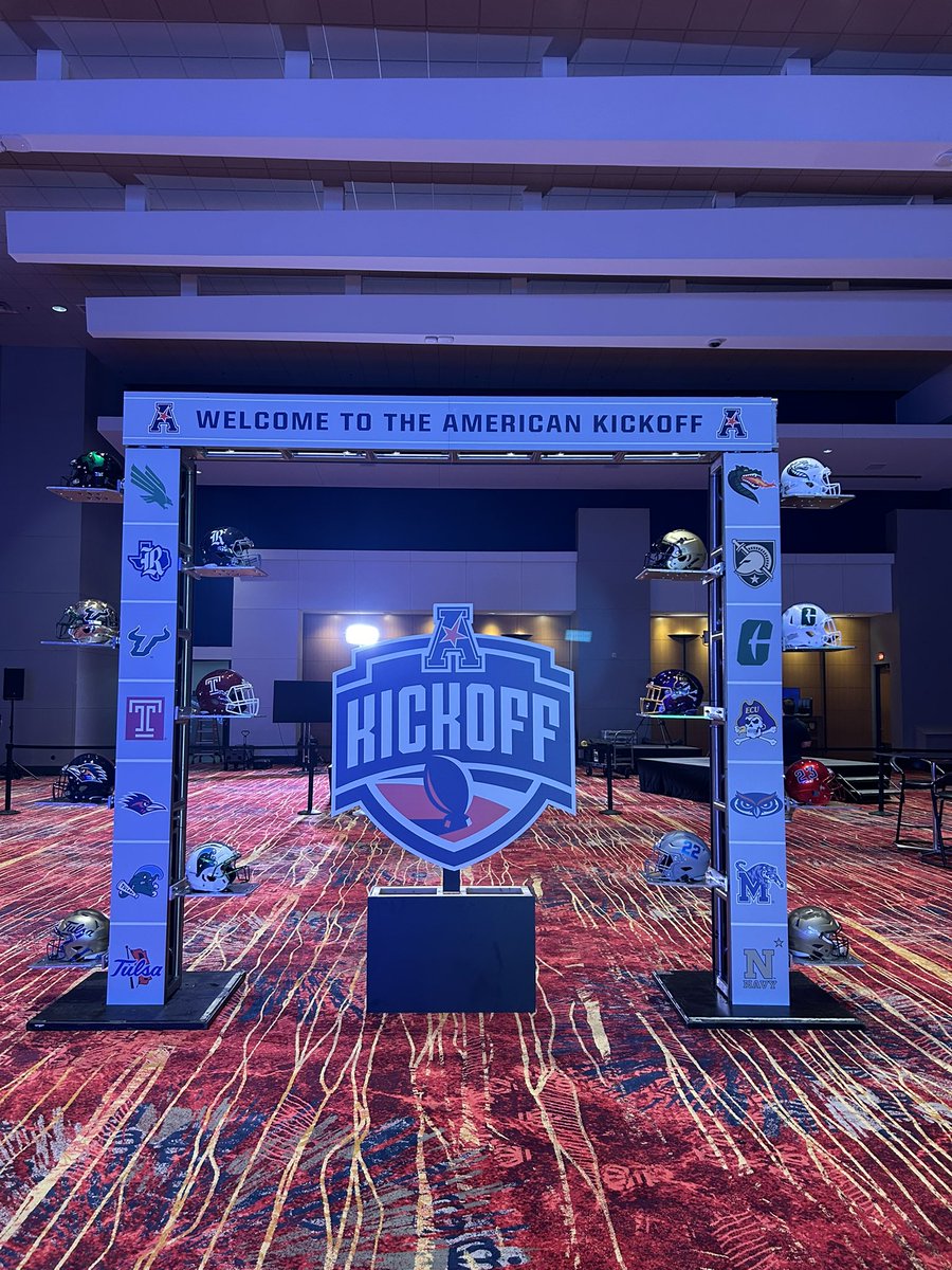 TimNolanTV's tweet image. Anchored down in Charlotte for Day 1.
📸: @HorvathBlake @LandonRobinson
@NavyFB | #GoNavy