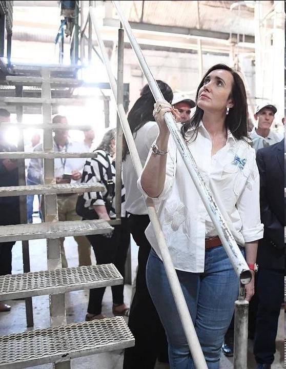 ArtemJoyero1's tweet image. Villarruel en todos sus viajes políticos por el país trae a todo un equipo de fotografos profesionales para que siempre resalten sus curvas del cul0 en poses distintas. Así cuando viaje por diversas provincias y ciudades argentinas estas fotos llegan a numerosos gobernadores e…