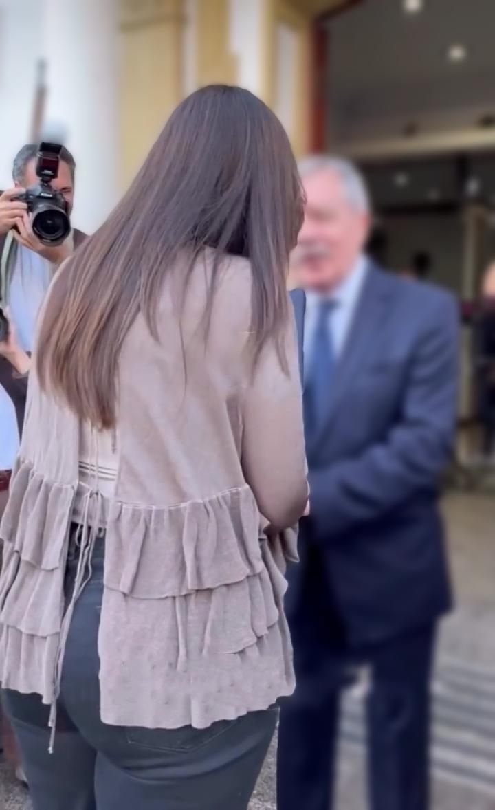 ArtemJoyero1's tweet image. Villarruel en todos sus viajes políticos por el país trae a todo un equipo de fotografos profesionales para que siempre resalten sus curvas del cul0 en poses distintas. Así cuando viaje por diversas provincias y ciudades argentinas estas fotos llegan a numerosos gobernadores e…