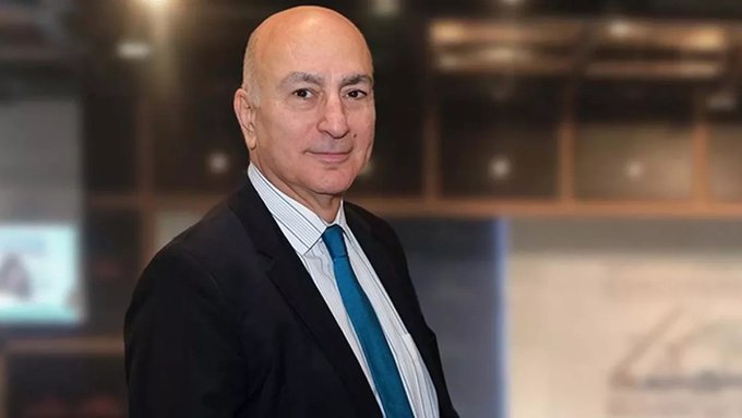 AcansHaber's tweet photo. İktisatçı Mahfi Eğilmez: 
"Faizi düşürmenin yolu riskleri düşürmekten geçer. 
Riskleri düşürebilirseniz kur düşer, kur düşünce enflasyon düşer, enflasyon düşünce faiz düşer. Mesele bu kadar basittir. Yapılması gereken tek şey konuya bilim penceresinden bakarak neden-sonuç ilişkisini doğru kurabilmektir."
@mahfiegilmez