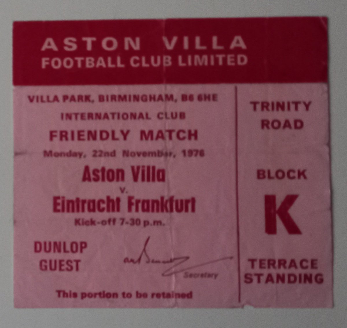 AndrewUllah's tweet image. Any of you old uns remember this friendly match from nearly 50 years ago @AVFCOfficial 3 (Deehan) @brianlittle912 (2) @Eintracht 1 (Wenkel) Gate 26,615. Two names that stick out for me in the Eintracht squad are Grabowski &amp;amp; Holzenbein #VillaPark #AstonVilla #EintrachtFrankfurt