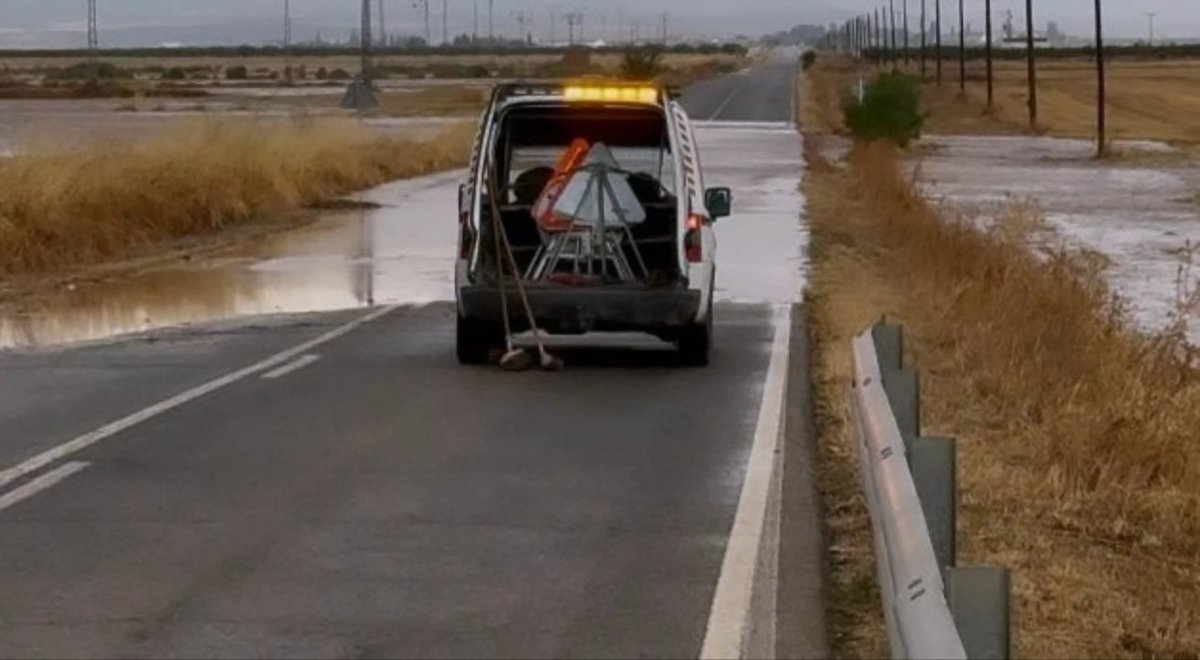dipualba's tweet photo. Apoyo y coordinación con los municipios afectados por las tormentas, garantizando respuesta lo + rápida y segura, como ha explicado @valera_fran
🔴Corte preventivo de #AB518 (Argamasón–Pozuelo)
🔴#SEPEI interviene en pequeñas incidencias y sigue alerta.
https://t.co/q1VXPfxshI https://t.co/F82DZT7vqt